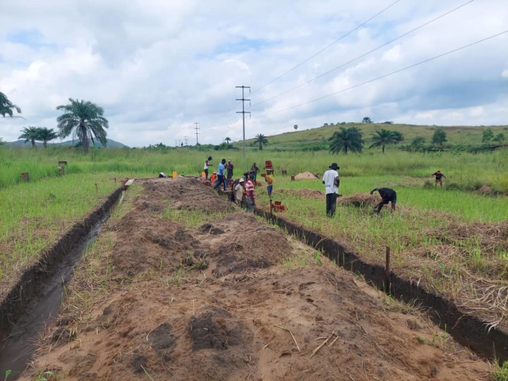 Gräben für das Streifenfundament der Schule in Quinze